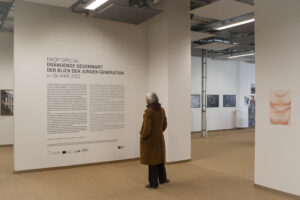 Blick in die Ausstellung Drängende Gegenwart, Europäischer Monat der Fotografie, Berlin 2023, Foto: Birte Rauch/ FH Potsdam